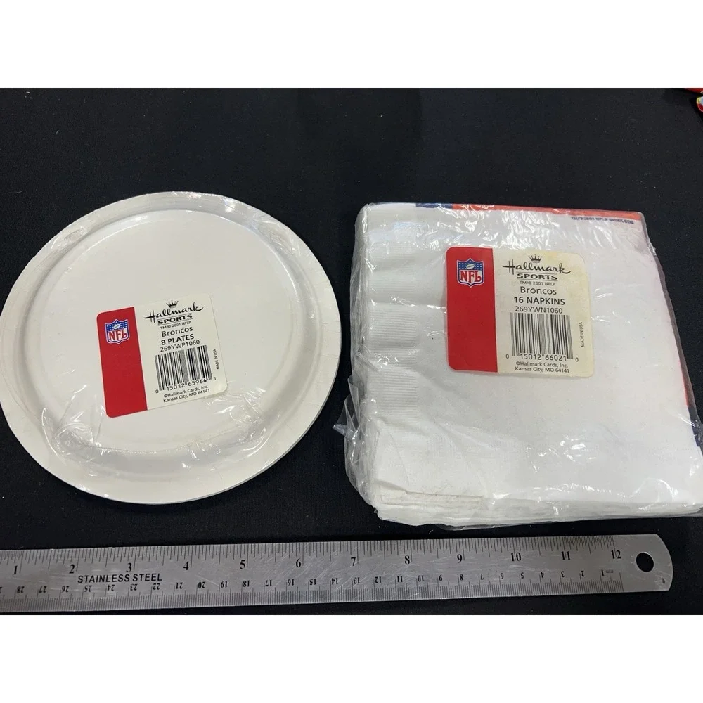 Hallmark Vintage NFL Denver Broncos Snack Plates Napkins